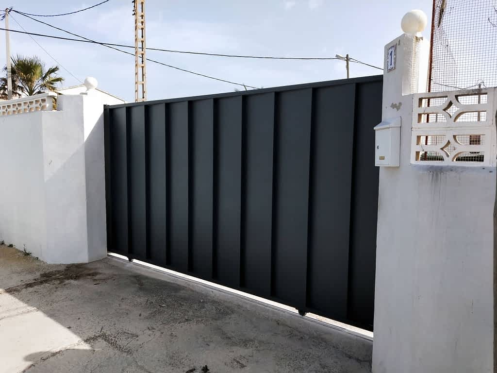 ¿Cuánto cuesta instalar una puerta de garaje? - Metalsu